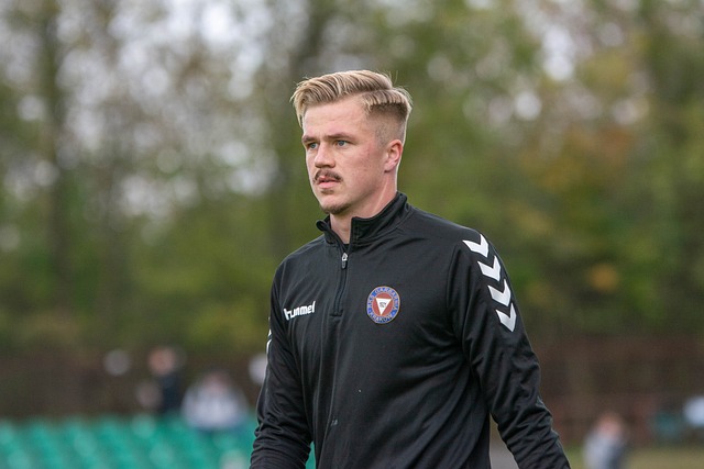 克莱紧随其 克莱紧随其